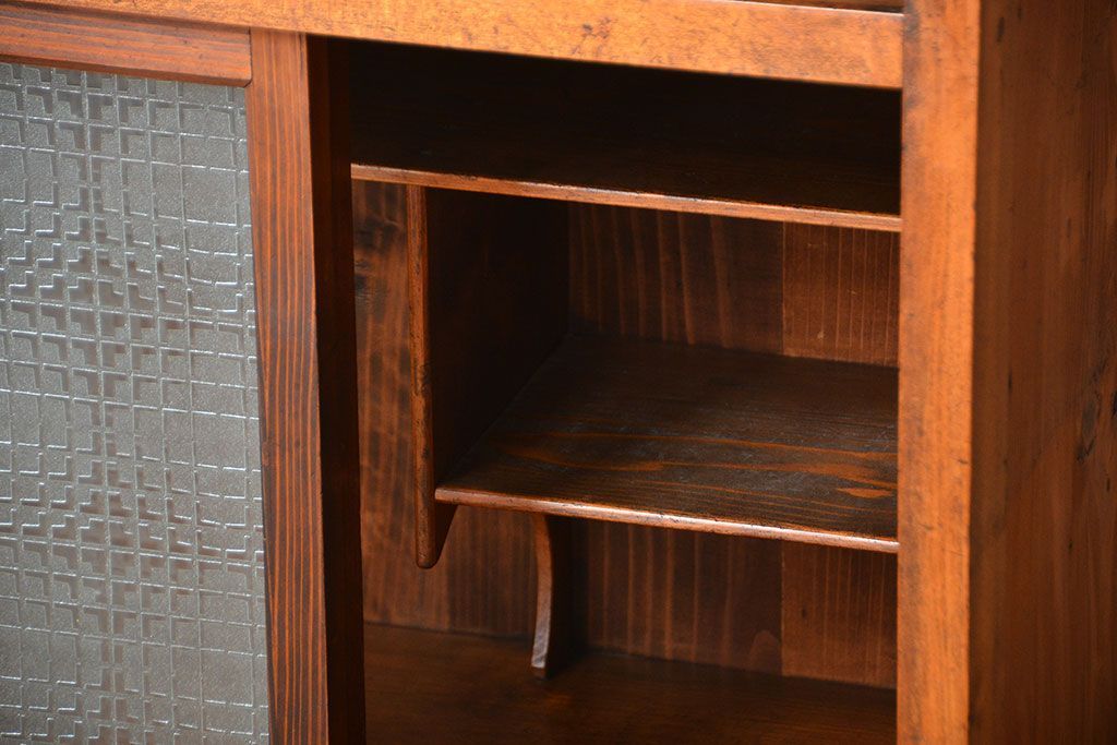 アンティーク家具　和製アンティーク　古い木の味わい深い小振りな収納棚