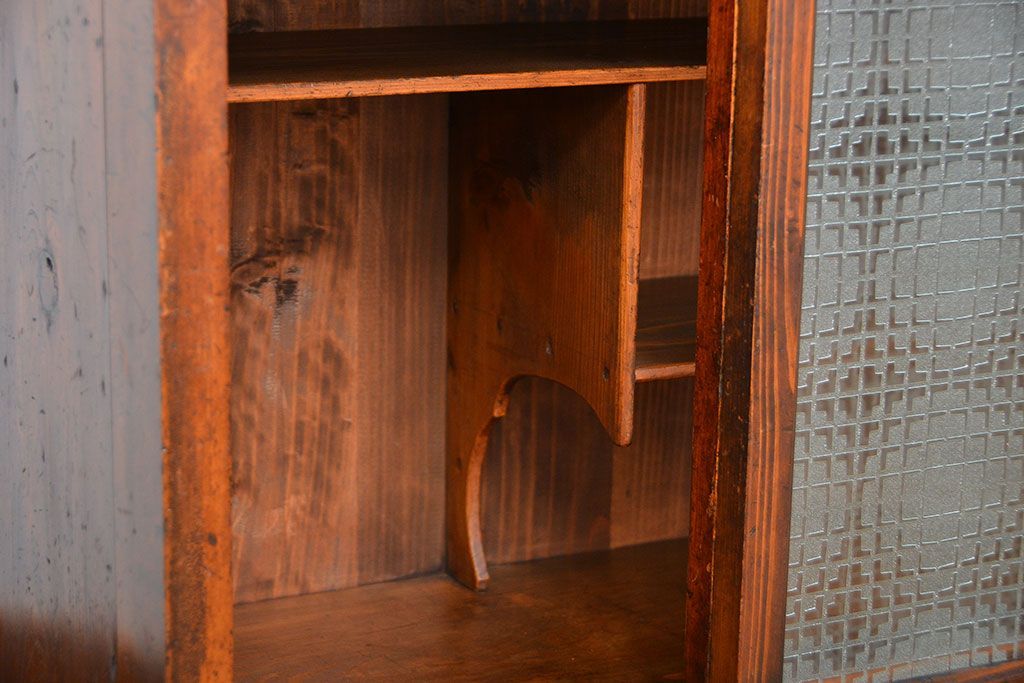 アンティーク家具　和製アンティーク　古い木の味わい深い小振りな収納棚