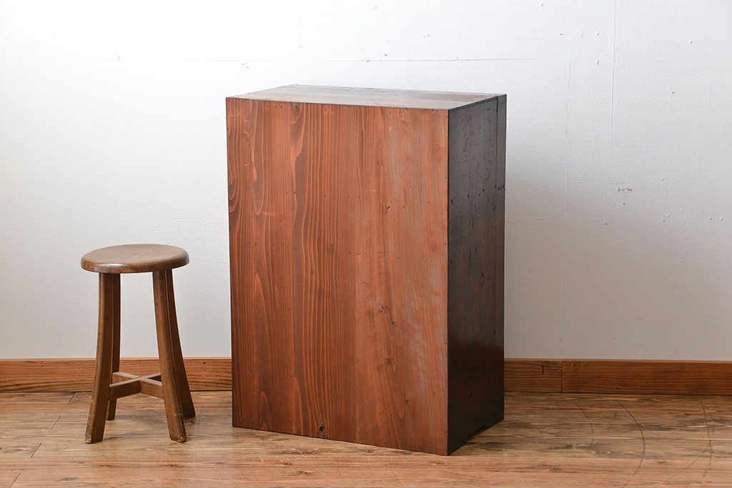 アンティーク家具　和製アンティーク　古い木の味わい深い小振りな収納棚