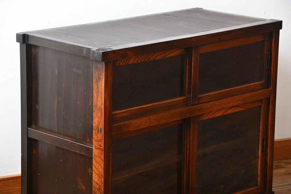 アンティーク家具　古民具・骨董　前面欅材の気泡ガラス戸時代箪笥サイドボード