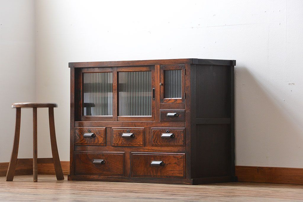 アンティーク家具　古民具・骨董　前面欅材のモールガラス戸時代箪笥サイドボード