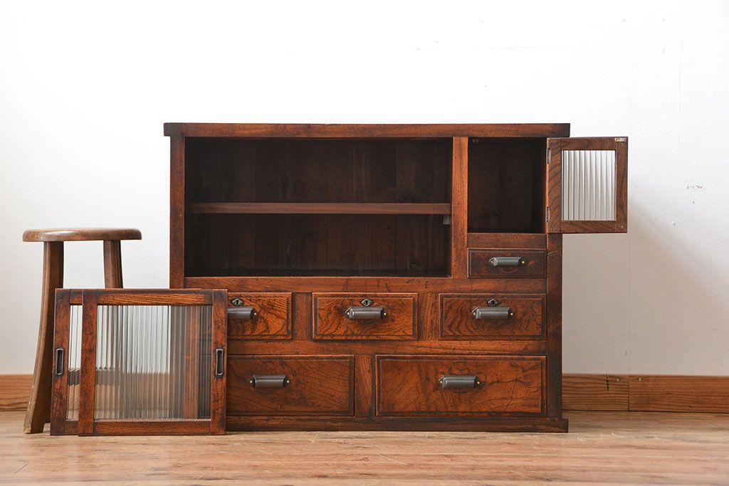 アンティーク家具　古民具・骨董　前面欅材のモールガラス戸時代箪笥サイドボード