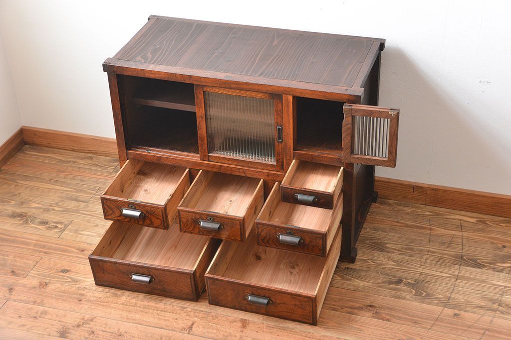 アンティーク家具　古民具・骨董　前面欅材のモールガラス戸時代箪笥サイドボード