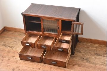 アンティーク家具　古民具・骨董　前面欅材のモールガラス戸時代箪笥サイドボード