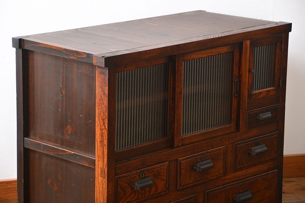 アンティーク家具　古民具・骨董　前面欅材のモールガラス戸時代箪笥サイドボード