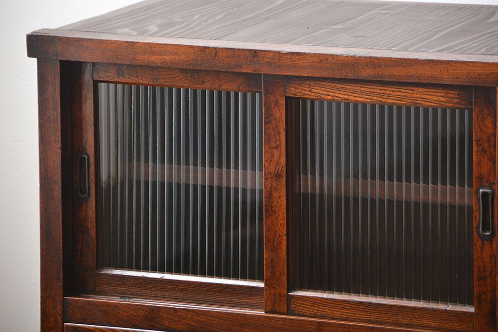 アンティーク家具　古民具・骨董　前面欅材のモールガラス戸時代箪笥サイドボード