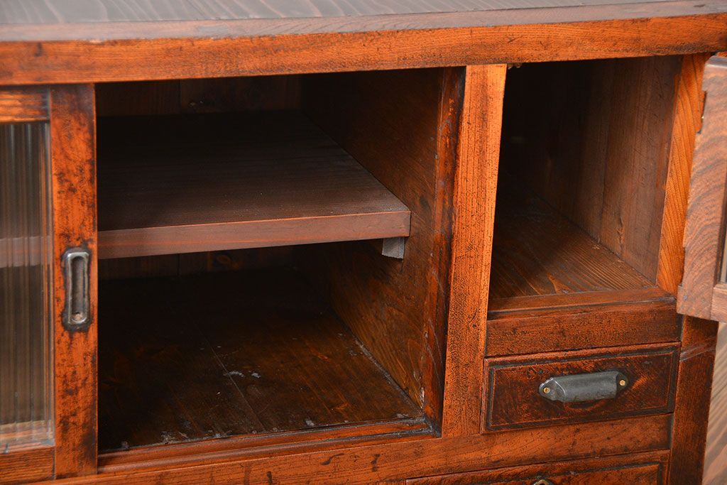 アンティーク家具　古民具・骨董　前面欅材のモールガラス戸時代箪笥サイドボード