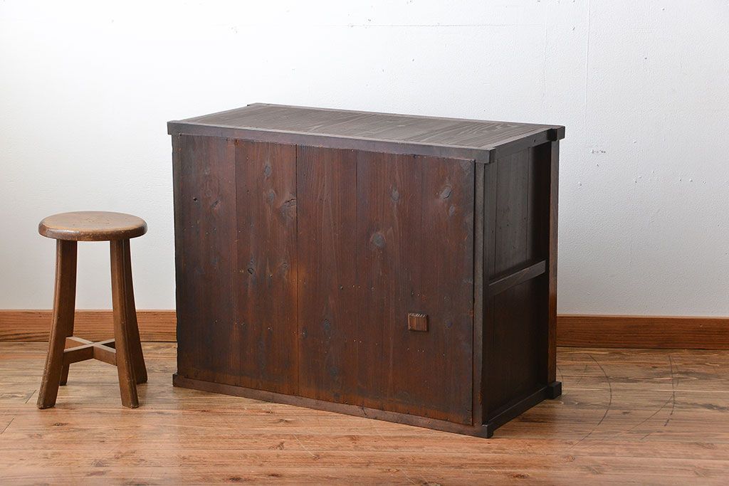 アンティーク家具　古民具・骨董　前面欅材のモールガラス戸時代箪笥サイドボード