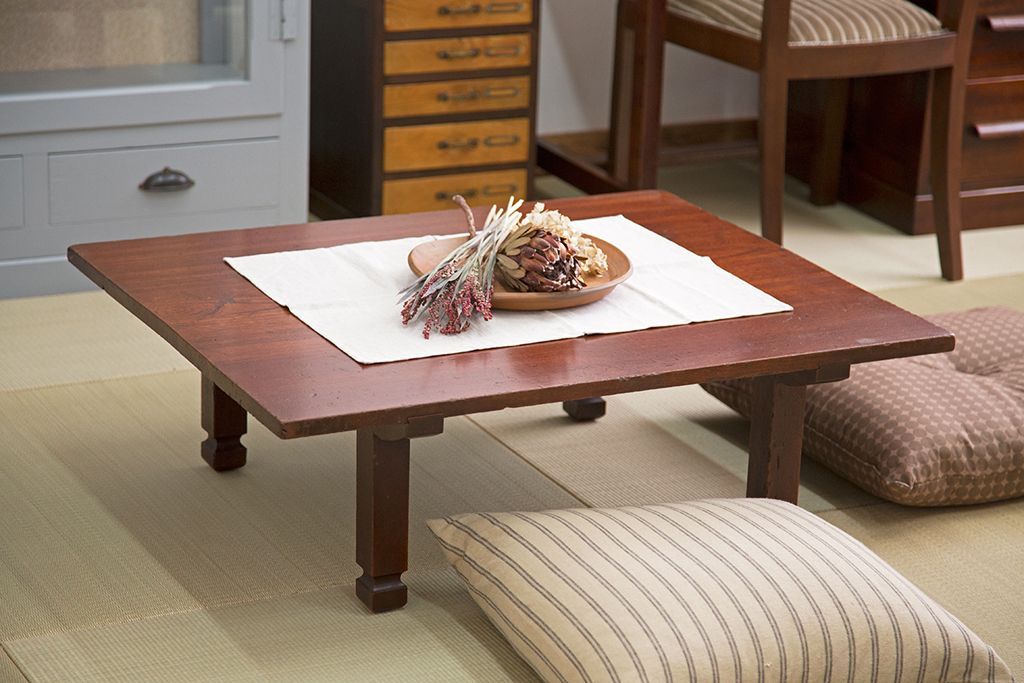 アンティーク家具　和製アンティーク　古い木製のシンプルな座卓(1)