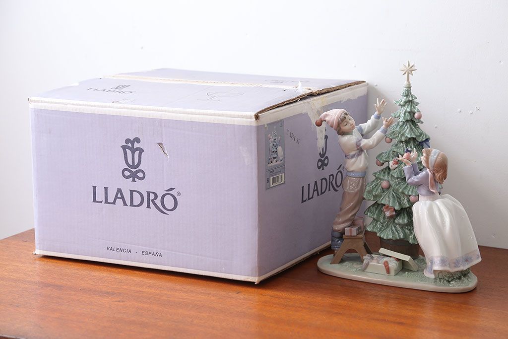 アンティーク雑貨 美品・リヤドロ(LLADRO)クリスマスツリーを飾ろう・箱付き(定価約15万円)