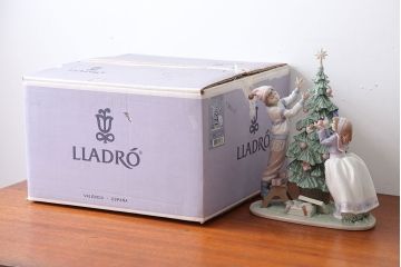 アンティーク雑貨 美品・リヤドロ(LLADRO)クリスマスツリーを飾ろう・箱付き(定価約15万円)