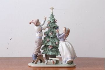 アンティーク雑貨 美品・リヤドロ(LLADRO)クリスマスツリーを飾ろう・箱付き(定価約15万円)