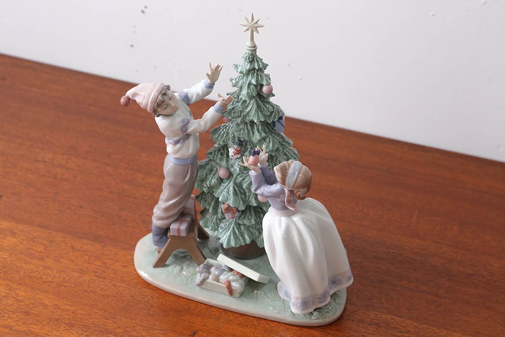 アンティーク雑貨 美品・リヤドロ(LLADRO)クリスマスツリーを飾ろう・箱付き(定価約15万円)