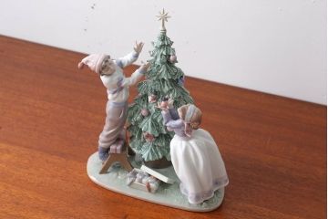 アンティーク雑貨 美品・リヤドロ(LLADRO)クリスマスツリーを飾ろう・箱付き(定価約15万円)