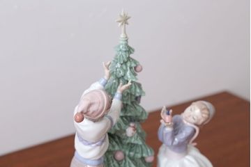 アンティーク雑貨 美品・リヤドロ(LLADRO)クリスマスツリーを飾ろう・箱付き(定価約15万円)