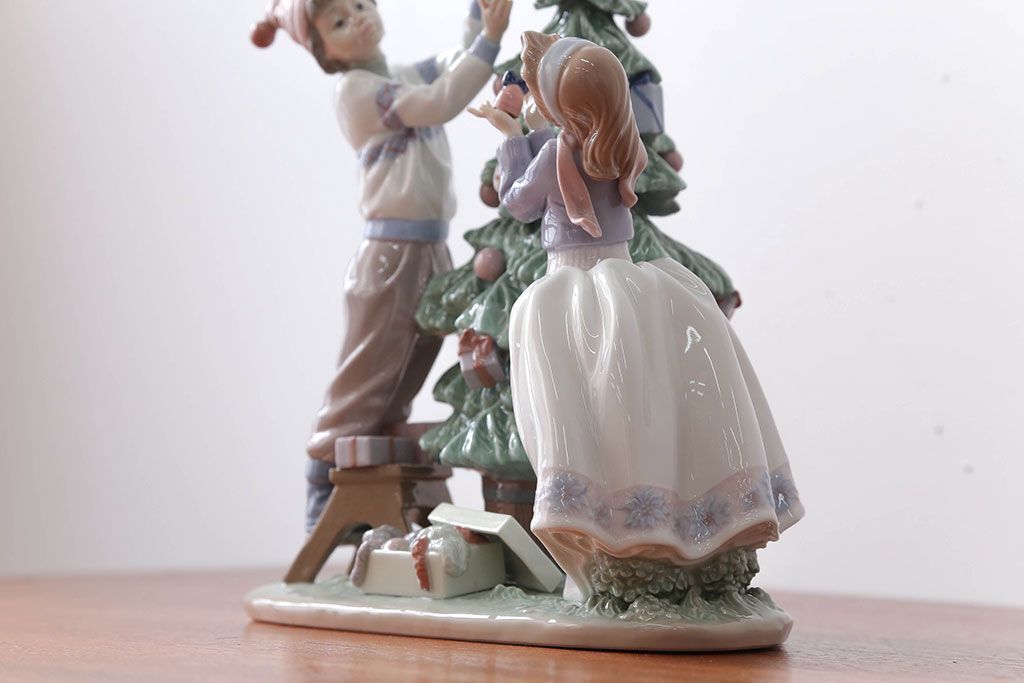 アンティーク雑貨 美品・リヤドロ(LLADRO)クリスマスツリーを飾ろう・箱付き(定価約15万円)