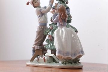 アンティーク雑貨 美品・リヤドロ(LLADRO)クリスマスツリーを飾ろう・箱付き(定価約15万円)