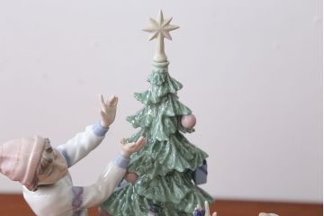 アンティーク雑貨 美品・リヤドロ(LLADRO)クリスマスツリーを飾ろう・箱付き(定価約15万円)