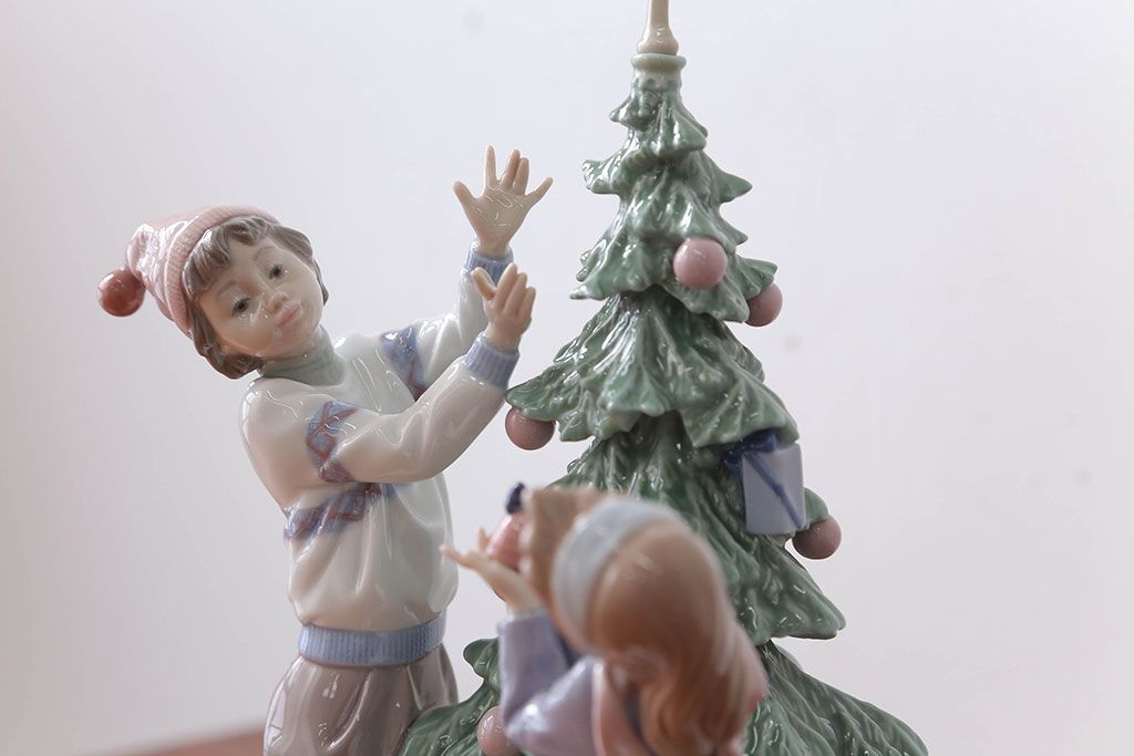アンティーク雑貨 美品・リヤドロ(LLADRO)クリスマスツリーを飾ろう・箱付き(定価約15万円)