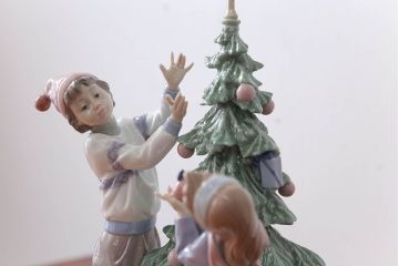 アンティーク雑貨 美品・リヤドロ(LLADRO)クリスマスツリーを飾ろう・箱付き(定価約15万円)