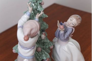 アンティーク雑貨 美品・リヤドロ(LLADRO)クリスマスツリーを飾ろう・箱付き(定価約15万円)