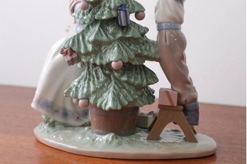 アンティーク雑貨 美品・リヤドロ(LLADRO)クリスマスツリーを飾ろう・箱付き(定価約15万円)