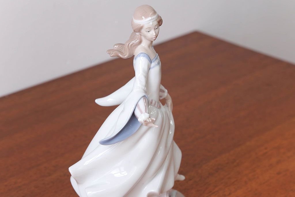 リヤドロ 陶器 シンデレラ シンデレラ<王宮への一歩> =Limited Edition= | リヤドロ公式