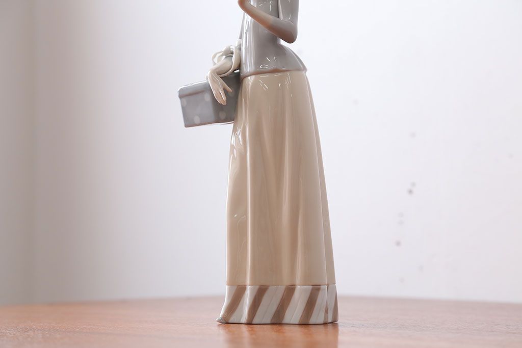 アンティーク雑貨　美品・リヤドロ(LLADRO)婦人服デザイナー・箱付き