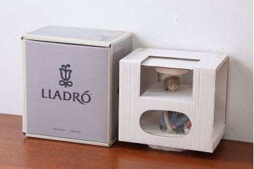 アンティーク雑貨　美品・リヤドロ(LLADRO)・花を摘む少女・箱付き