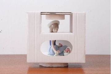 アンティーク雑貨　美品・リヤドロ(LLADRO)・花を摘む少女・箱付き