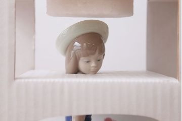 アンティーク雑貨　美品・リヤドロ(LLADRO)・花を摘む少女・箱付き