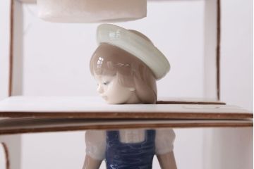アンティーク雑貨　美品・リヤドロ(LLADRO)・花を摘む少女・箱付き