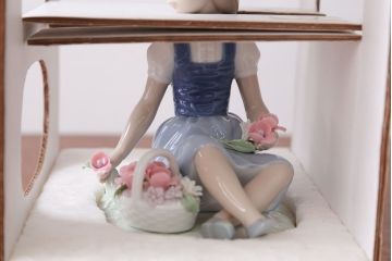 アンティーク雑貨　美品・リヤドロ(LLADRO)・花を摘む少女・箱付き