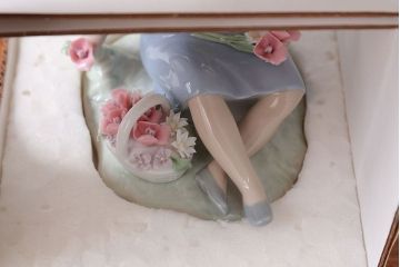 アンティーク雑貨　美品・リヤドロ(LLADRO)・花を摘む少女・箱付き
