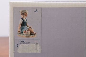 アンティーク雑貨　美品・リヤドロ(LLADRO)・花を摘む少女・箱付き
