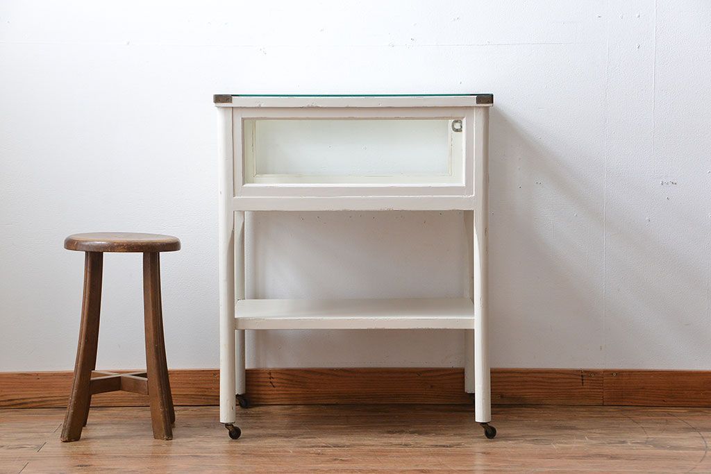 レトロ家具　昭和レトロ　キャスター付き!古いペイントガラスケース