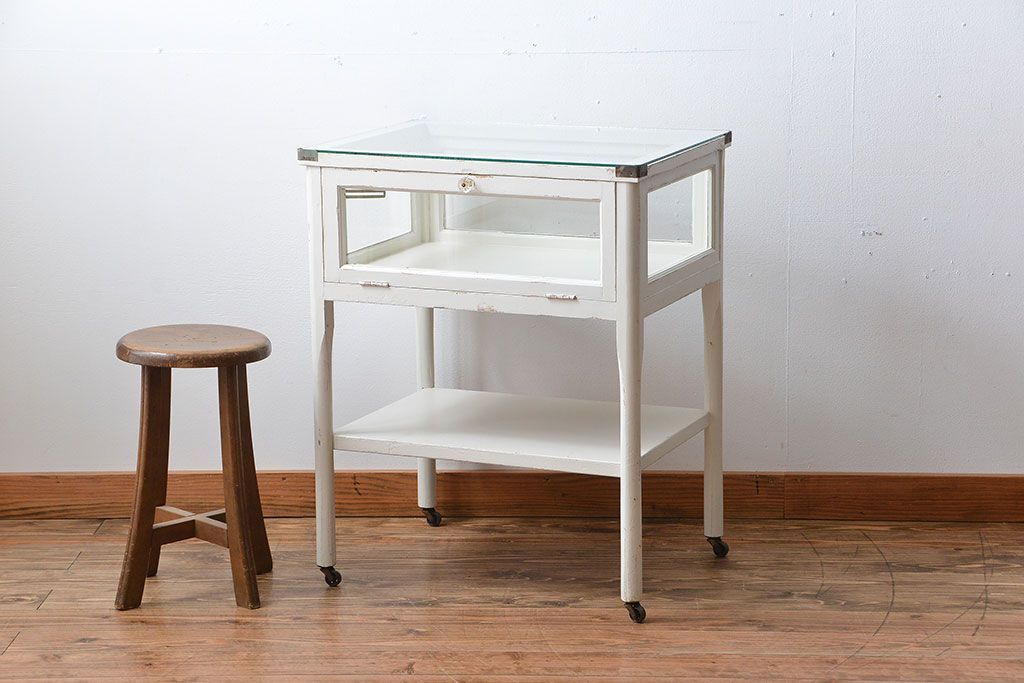 レトロ家具　昭和レトロ　キャスター付き!古いペイントガラスケース