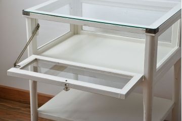 レトロ家具　昭和レトロ　キャスター付き!古いペイントガラスケース