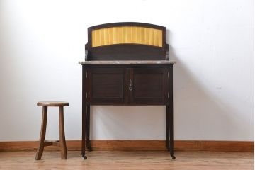 アンティーク家具　イギリスアンティーク　大理石天板の小ぶりなサイドボード