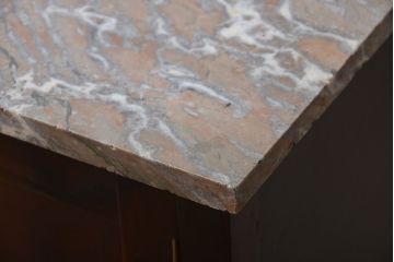 アンティーク家具　イギリスアンティーク　大理石天板の小ぶりなサイドボード