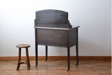 アンティーク家具　イギリスアンティーク　大理石天板の小ぶりなサイドボード