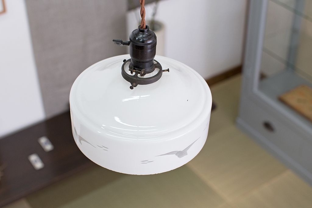 アンティーク　白いガラスのレトロな吊り下げ照明