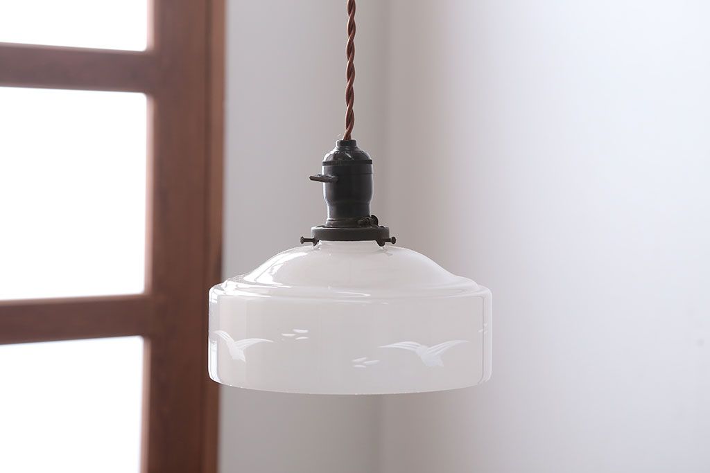 アンティーク　白いガラスのレトロな吊り下げ照明