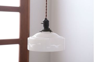 アンティーク　白いガラスのレトロな吊り下げ照明