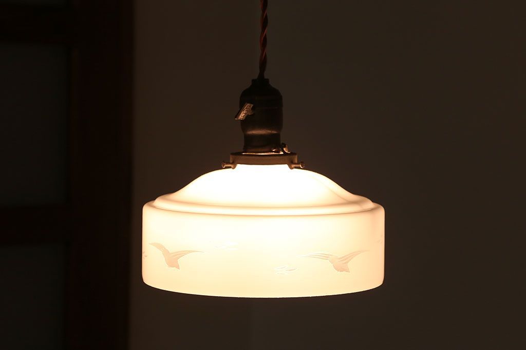 アンティーク　白いガラスのレトロな吊り下げ照明