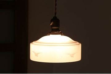 アンティーク　白いガラスのレトロな吊り下げ照明