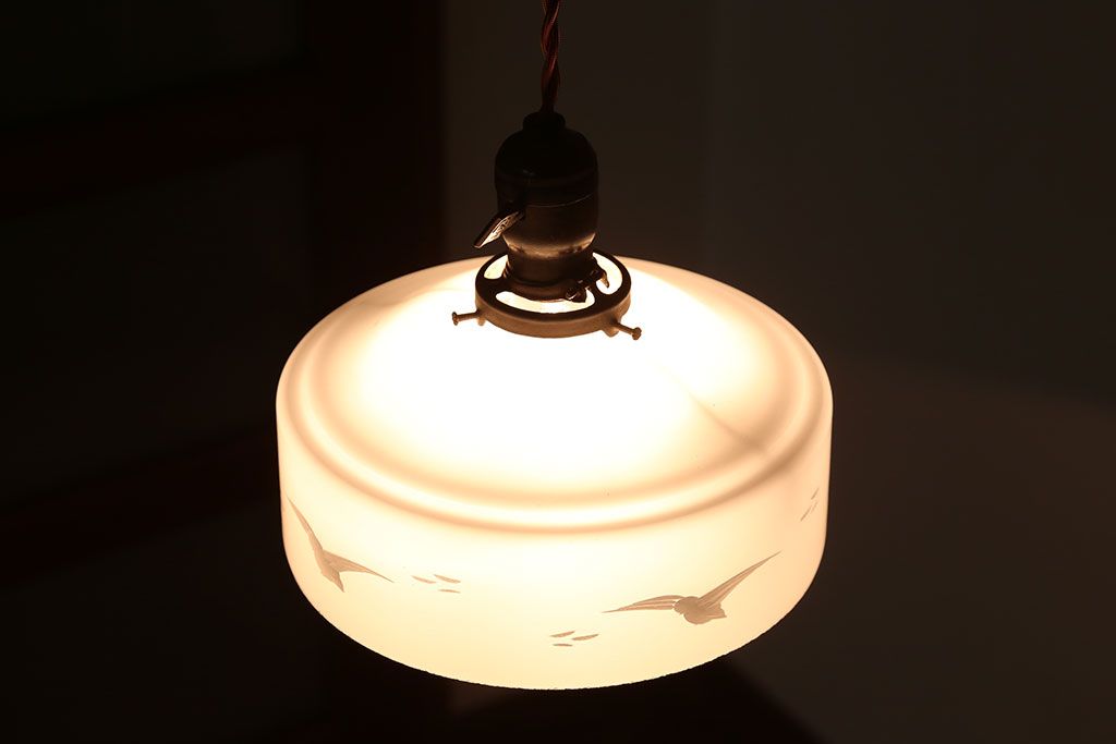 アンティーク　白いガラスのレトロな吊り下げ照明