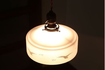 アンティーク　白いガラスのレトロな吊り下げ照明