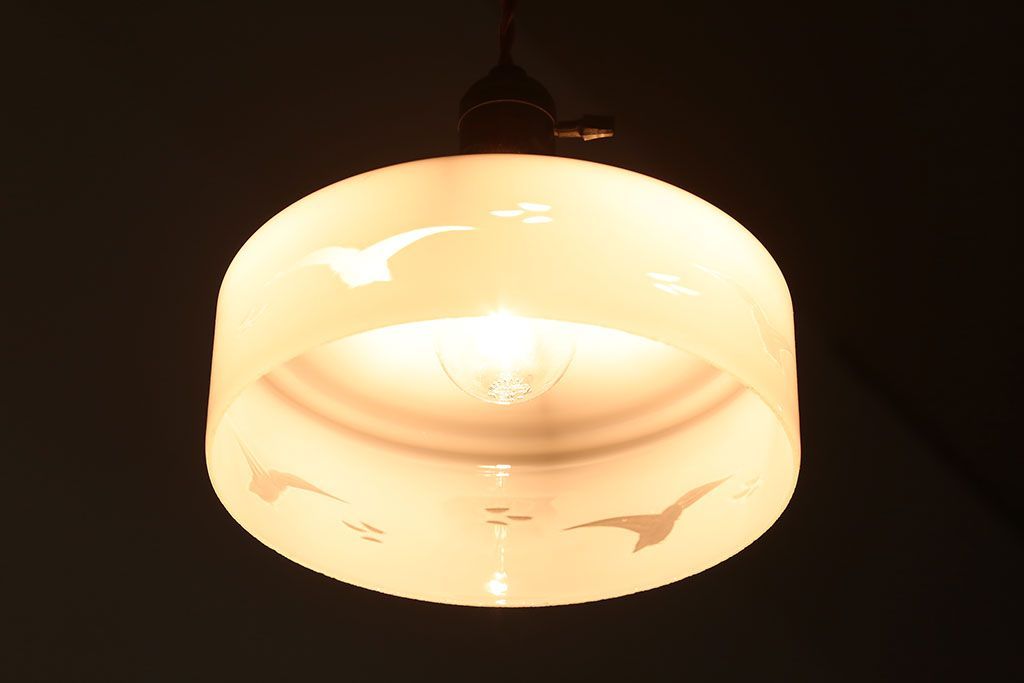 アンティーク　白いガラスのレトロな吊り下げ照明