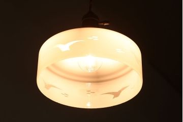 アンティーク　白いガラスのレトロな吊り下げ照明